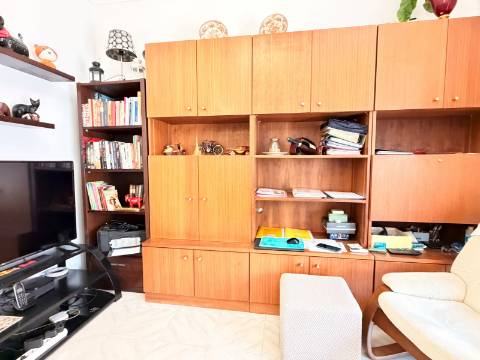 Apartamento T1 em Moscavide - 1º andar c/ Pequeno Espaço Exterior