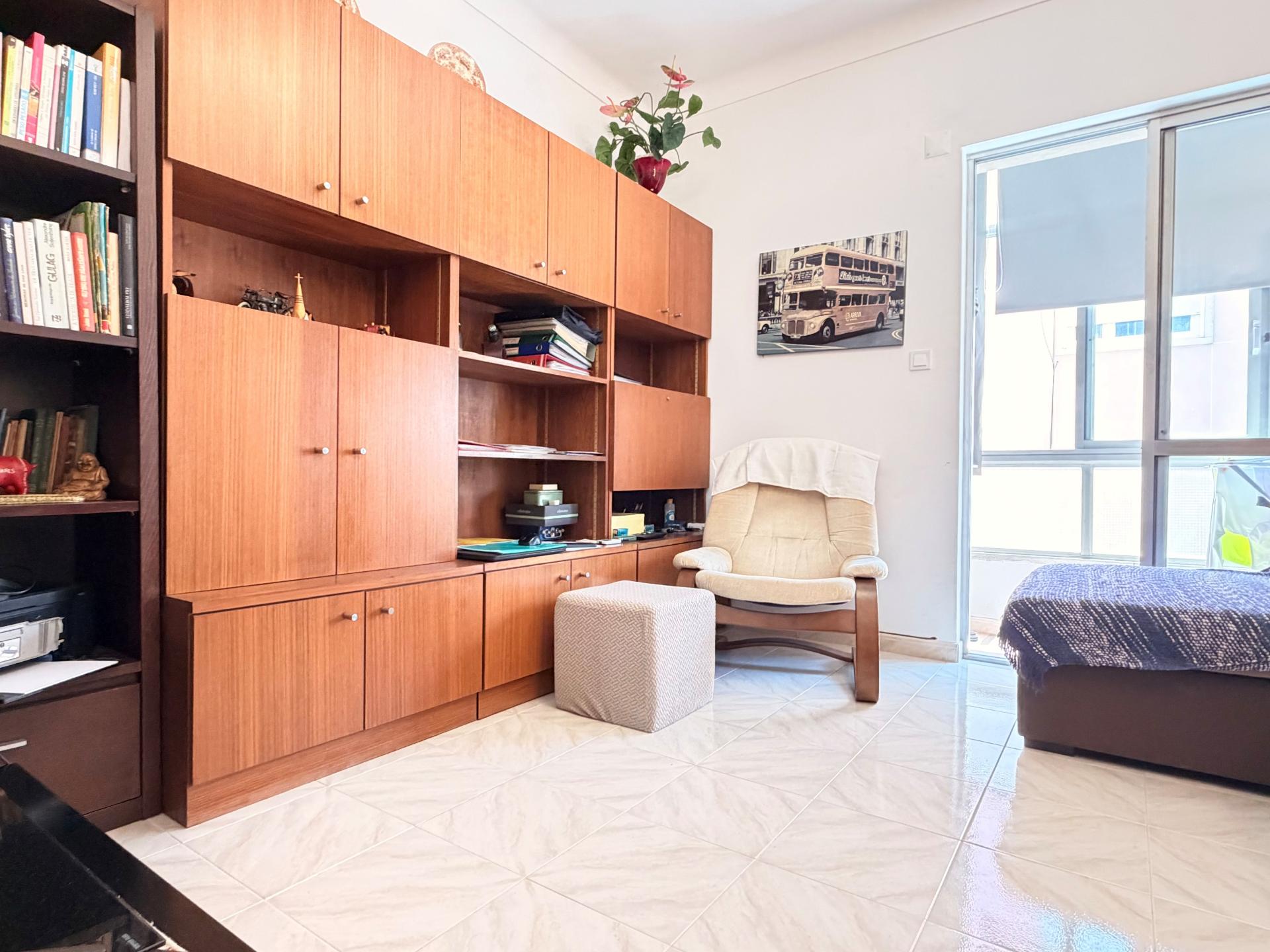Apartamento T1 em Moscavide - 1º andar c/ Pequeno Espaço Exterior