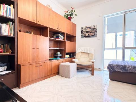 Apartamento T1 em Moscavide - 1º andar c/ Pequeno Espaço Exterior