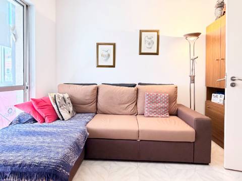 Apartamento T1 em Moscavide - 1º andar c/ Pequeno Espaço Exterior