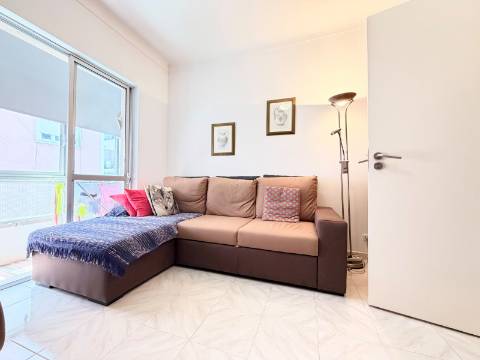 Apartamento T1 em Moscavide - 1º andar c/ Pequeno Espaço Exterior