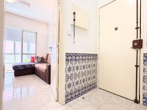 Apartamento T1 em Moscavide - 1º andar c/ Pequeno Espaço Exterior