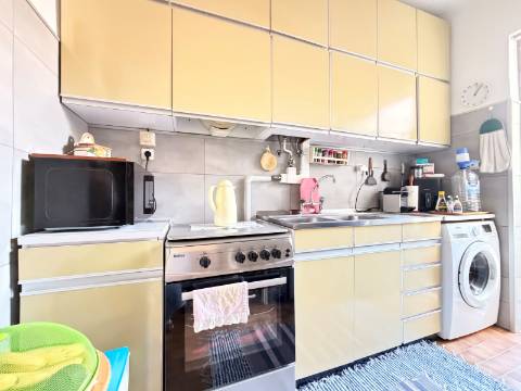 Apartamento T1 em Moscavide - 1º andar c/ Pequeno Espaço Exterior