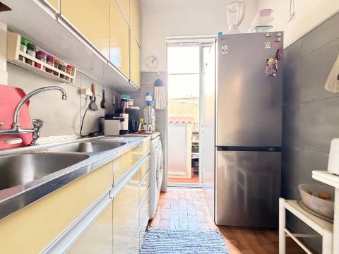 Apartamento T1 em Moscavide - 1º andar c/ Pequeno Espaço Exterior