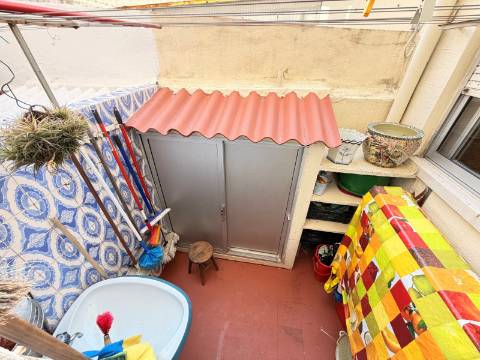 Apartamento T1 em Moscavide - 1º andar c/ Pequeno Espaço Exterior