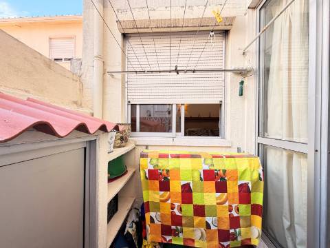 Apartamento T1 em Moscavide - 1º andar c/ Pequeno Espaço Exterior