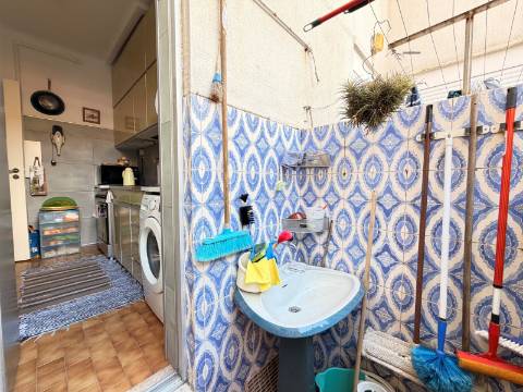 Apartamento T1 em Moscavide - 1º andar c/ Pequeno Espaço Exterior