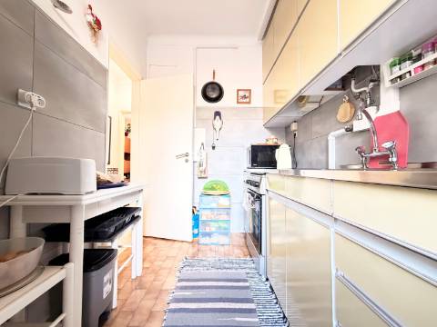 Apartamento T1 em Moscavide - 1º andar c/ Pequeno Espaço Exterior