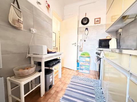 Apartamento T1 em Moscavide - 1º andar c/ Pequeno Espaço Exterior