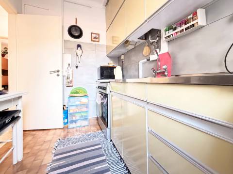 Apartamento T1 em Moscavide - 1º andar c/ Pequeno Espaço Exterior