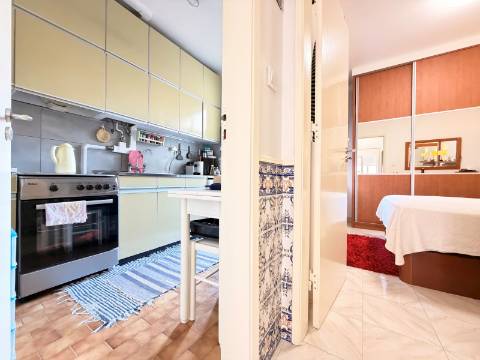 Apartamento T1 em Moscavide - 1º andar c/ Pequeno Espaço Exterior