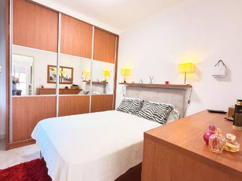 Apartamento T1 em Moscavide - 1º andar c/ Pequeno Espaço Exterior