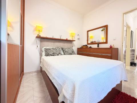 Apartamento T1 em Moscavide - 1º andar c/ Pequeno Espaço Exterior