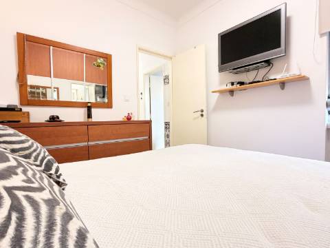 Apartamento T1 em Moscavide - 1º andar c/ Pequeno Espaço Exterior