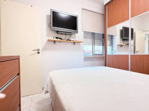 Apartamento T1 em Moscavide - 1º andar c/ Pequeno Espaço Exterior