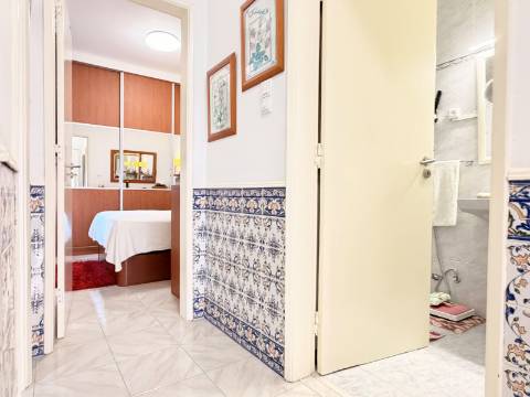 Apartamento T1 em Moscavide - 1º andar c/ Pequeno Espaço Exterior
