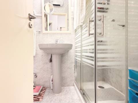 Apartamento T1 em Moscavide - 1º andar c/ Pequeno Espaço Exterior