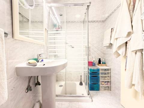 Apartamento T1 em Moscavide - 1º andar c/ Pequeno Espaço Exterior