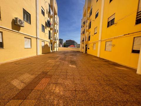 Apartamento t2, c/ parqueamento, Bairro Sao Gabriel , Setúbal