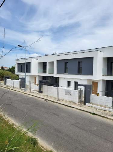 Moradia Geminada T4 Caparica Pera