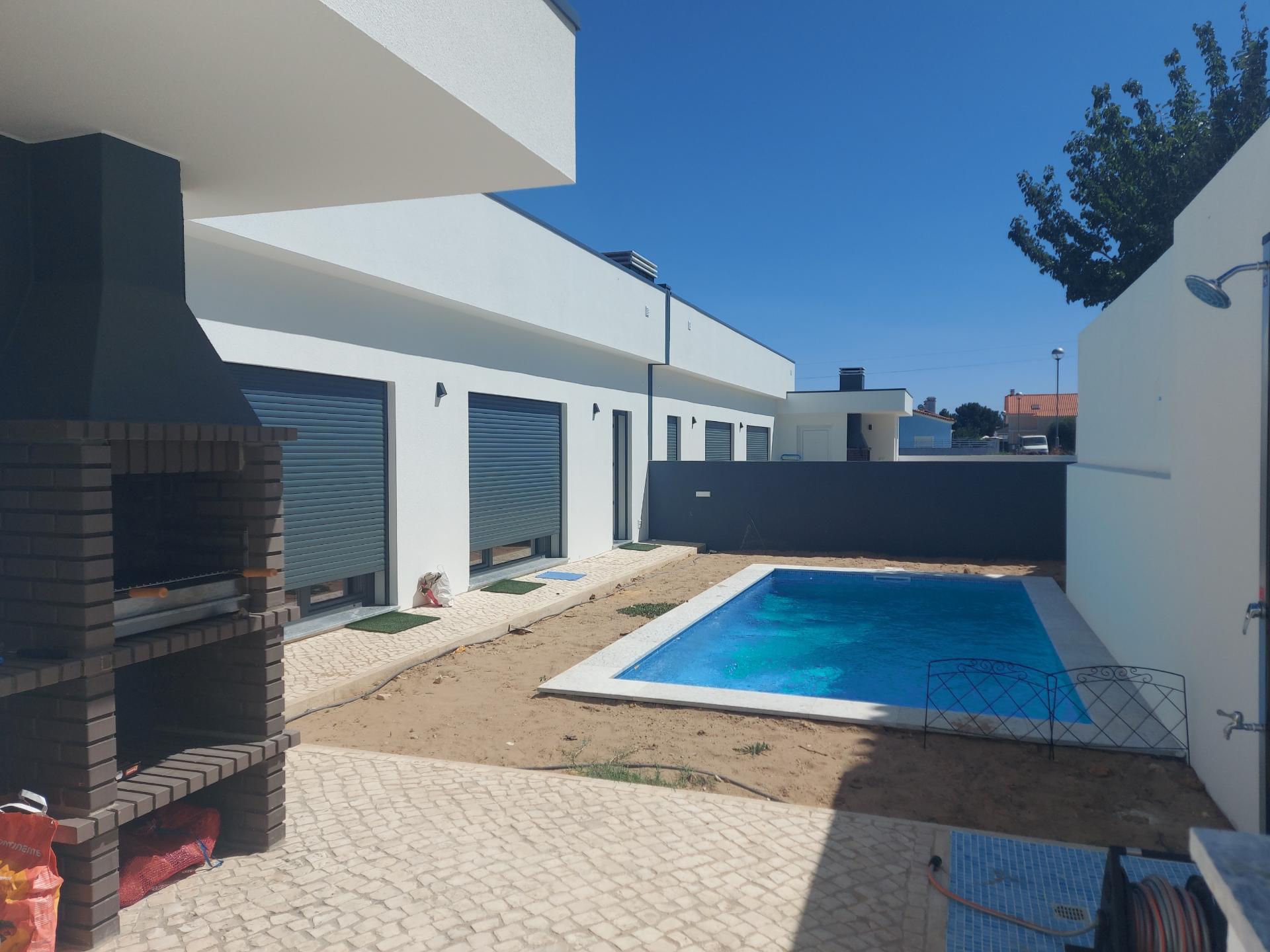 MORADIA T3 GEMINADA TÉRREA, COM GARAGEM E PISCINA - AZEITÃO