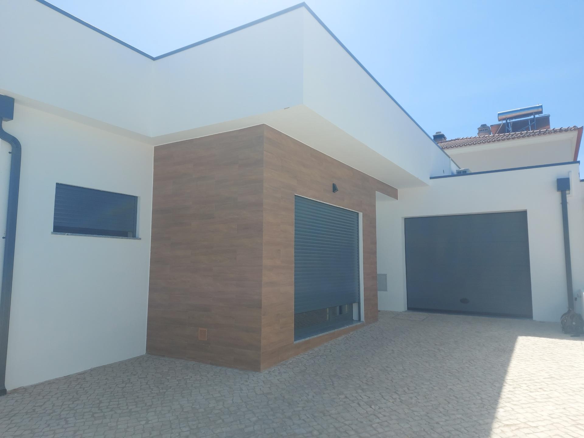 MORADIA T3 GEMINADA TÉRREA, COM GARAGEM E PISCINA - AZEITÃO