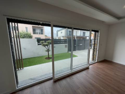 Moradia T3+1 nova Fernão Ferro