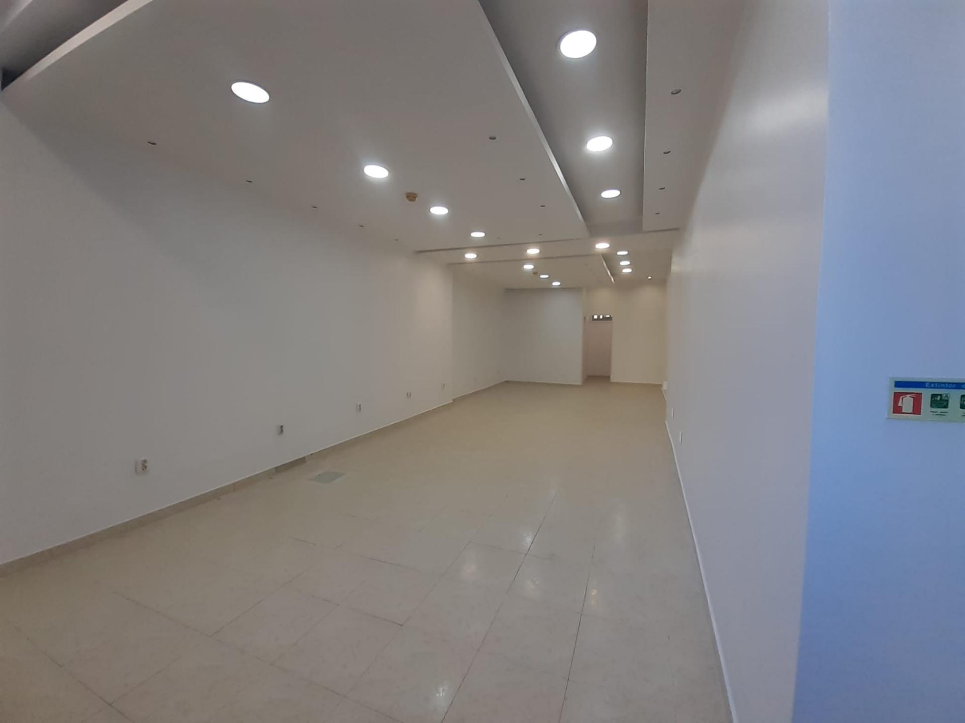 Loja comercial no centro de Almada