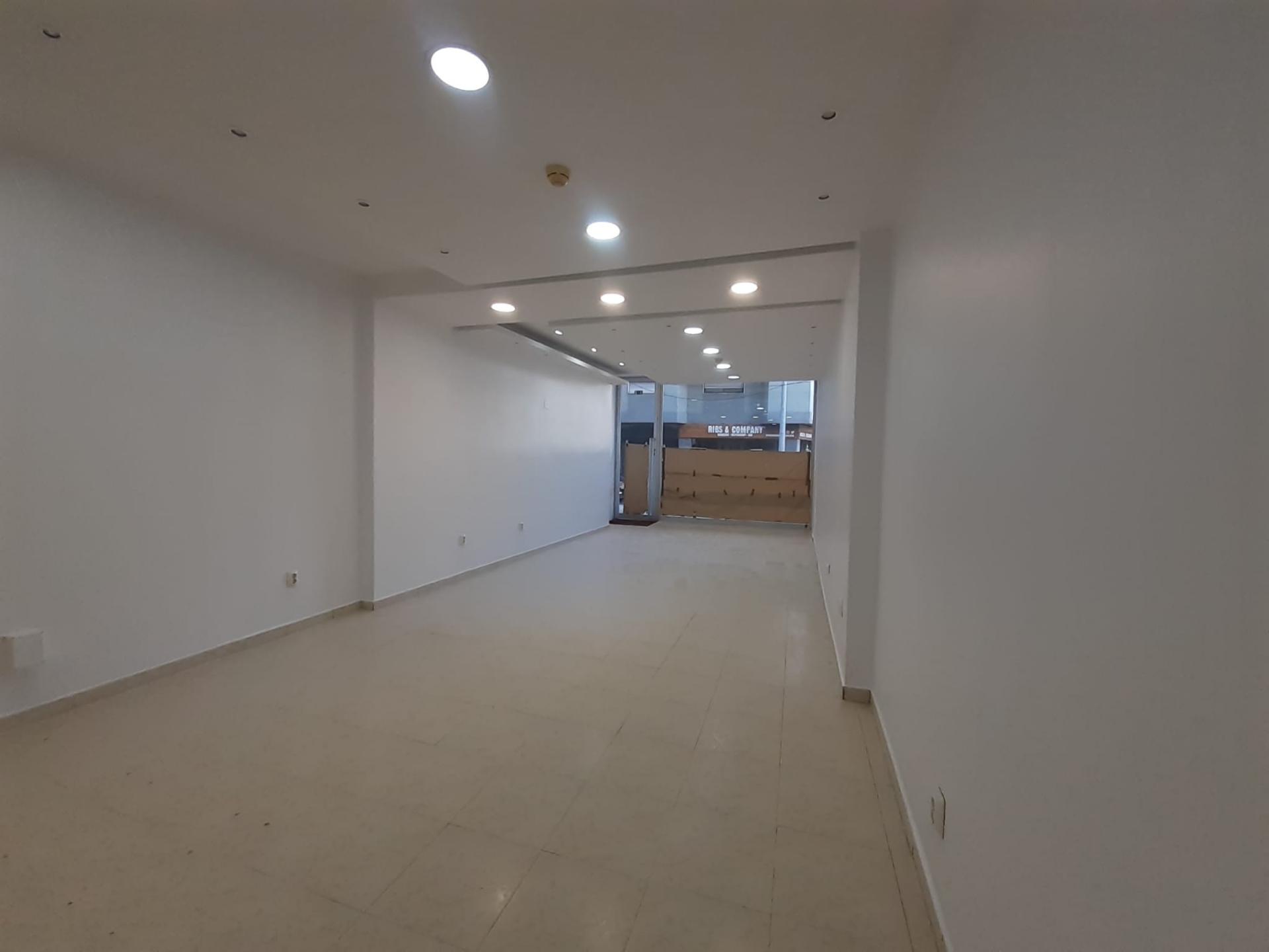 Loja comercial no centro de Almada