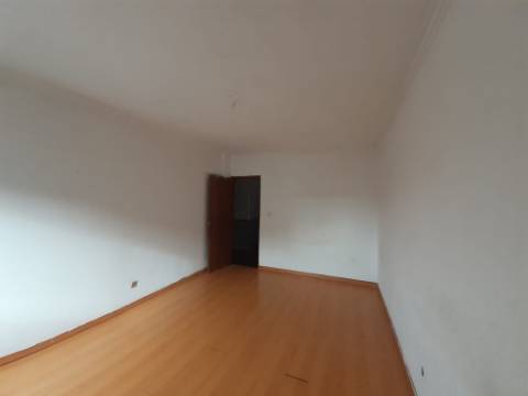 Apartamento T2 no Laranjeiro.