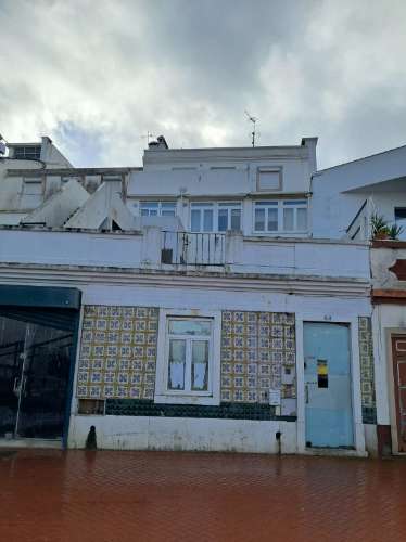 Venda conjunta de 2 apartamentos e loja no Seixal.