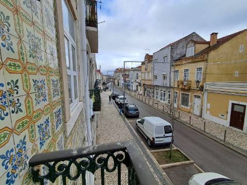 Venda conjunta de 2 apartamentos e loja no Seixal.