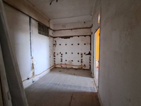 Venda conjunta de 2 apartamentos e loja no Seixal.