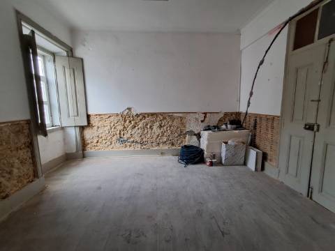 Venda conjunta de 2 apartamentos e loja no Seixal.