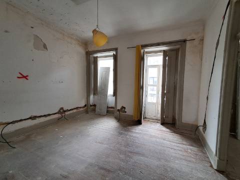 Venda conjunta de 2 apartamentos e loja no Seixal.