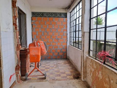 Venda conjunta de 2 apartamentos e loja no Seixal.