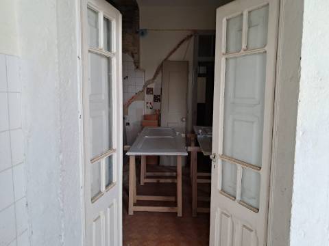 Venda conjunta de 2 apartamentos e loja no Seixal.