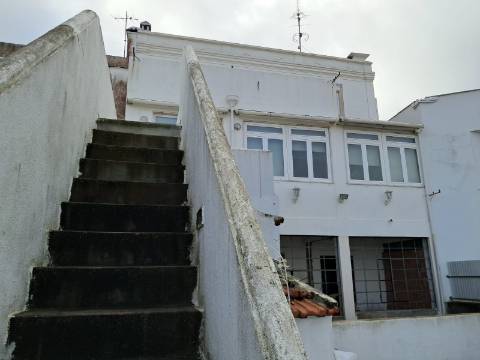 Venda conjunta de 2 apartamentos e loja no Seixal.