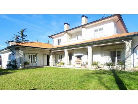 Oasis de Conforto e Sofisticação: Moradia T4 Irresistível em Oliveirinha, Aveiro!