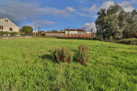 Terreno para construção com duas frentes de estrada
