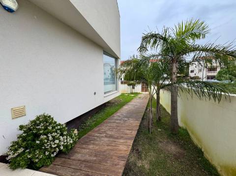 Moradia T3 Premium com Piscina disponível para venda na Praia da Barra