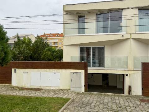 Moradia T3 Premium com Piscina disponível para venda na Praia da Barra