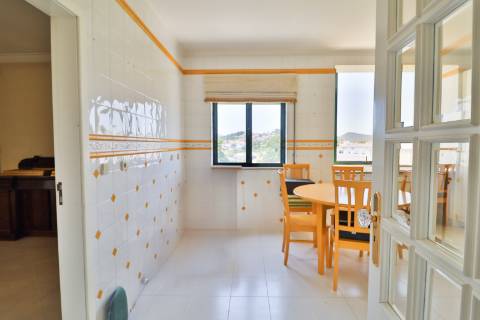 Apartamento T4 em condomínio fechado disponível para venda