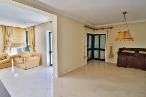 Apartamento T4 em condomínio fechado disponível para venda