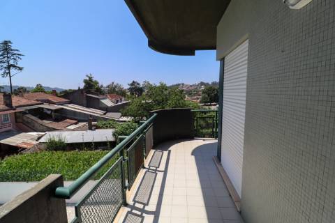 Apartamento T4 em condomínio fechado disponível para venda