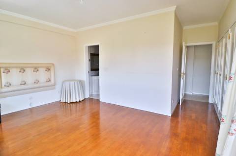Apartamento T4 em condomínio fechado disponível para venda