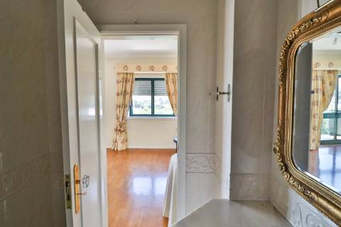 Apartamento T4 em condomínio fechado disponível para venda
