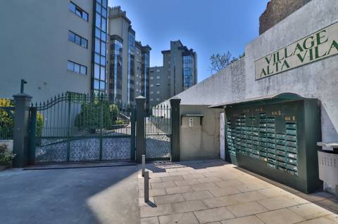 Apartamento T4 em condomínio fechado disponível para venda