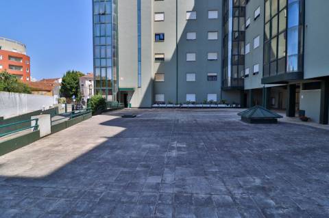 Apartamento T4 em condomínio fechado disponível para venda