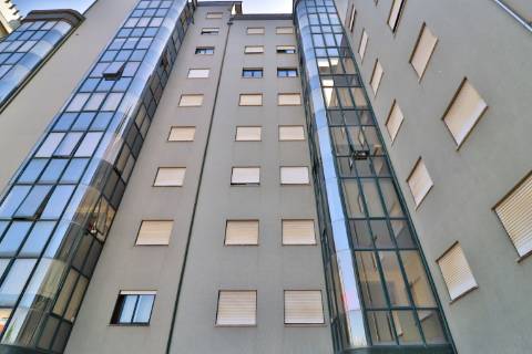 Apartamento T4 em condomínio fechado disponível para venda